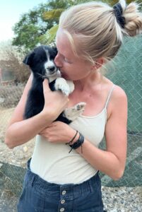 AROS Foundation Jolien Met Puppy