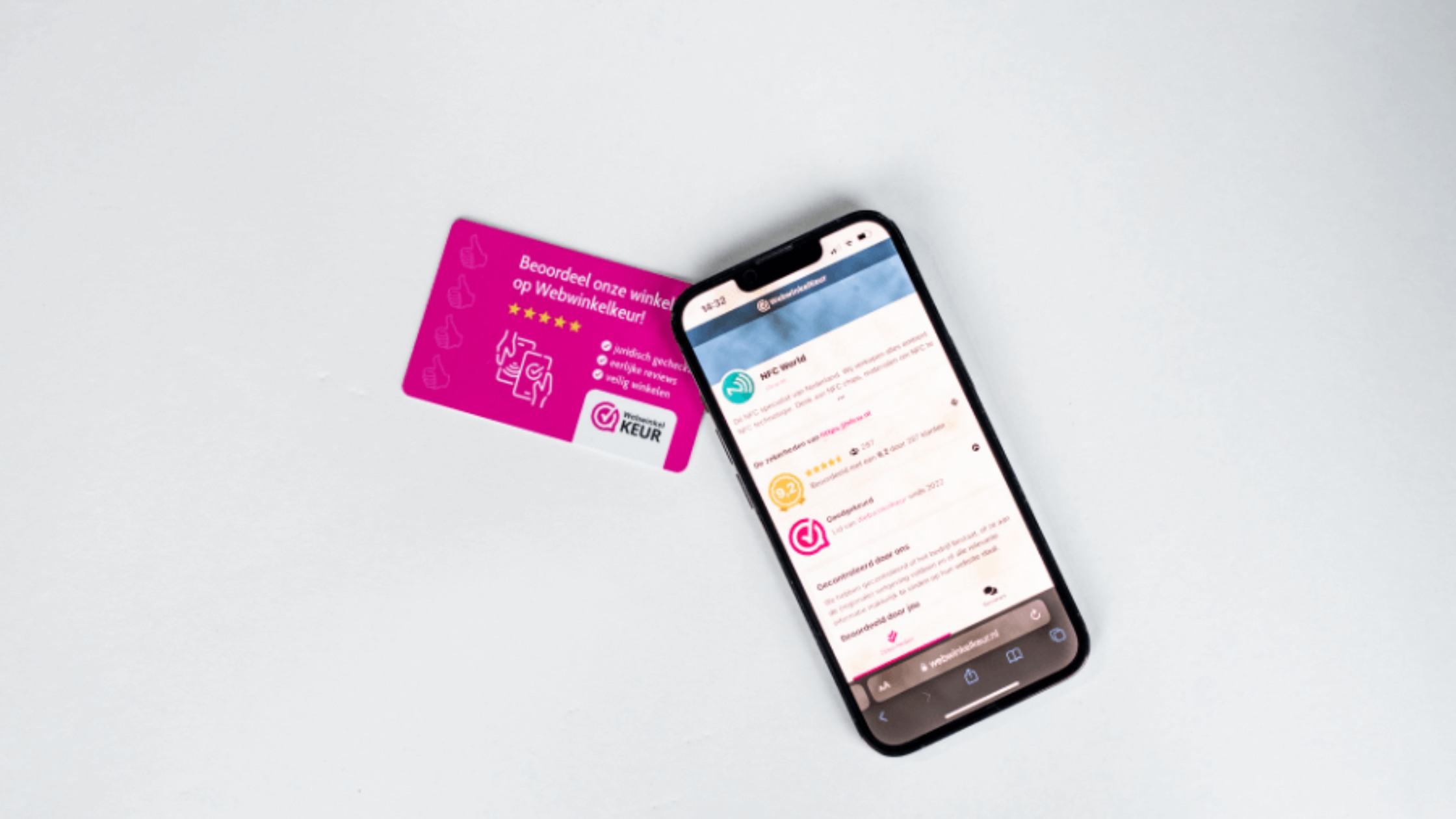 WebwinkelKeur NFC review-kaart-met-telefoon